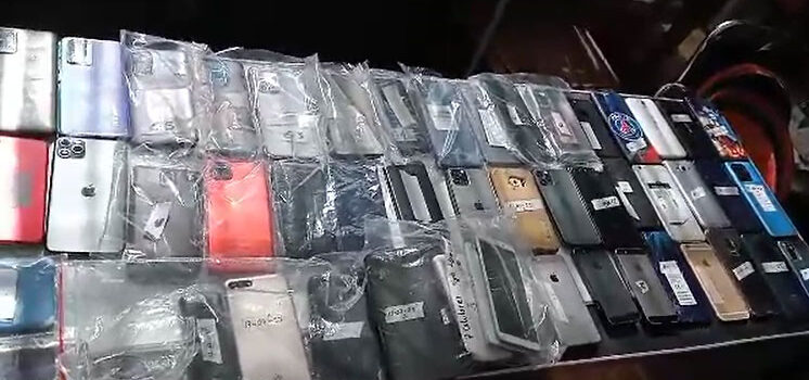 La Felcc de Tarija investiga captación de teléfonos celulares en vehículo sospechoso.