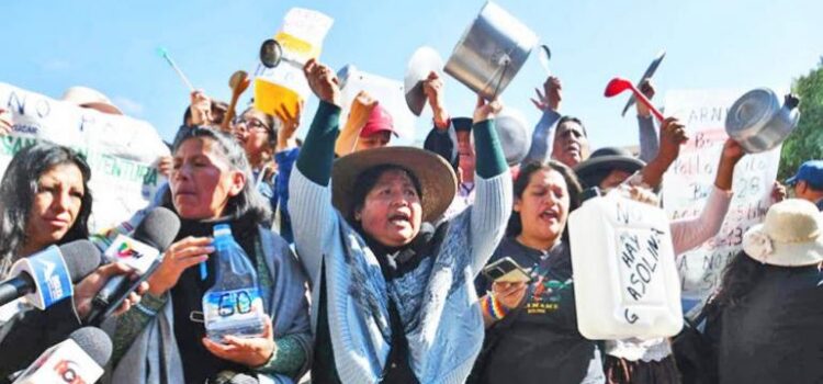 Protesta en Bolivia por el alza de precios de productos básicos, en foco el aceite comestible.