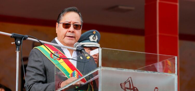 Luis Arce llama a la unidad del pueblo boliviano para proteger la democracia y los recursos naturales.