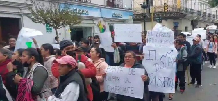 Masiva marcha en Tarija contra el aumento de precios y la escasez de productos básicos