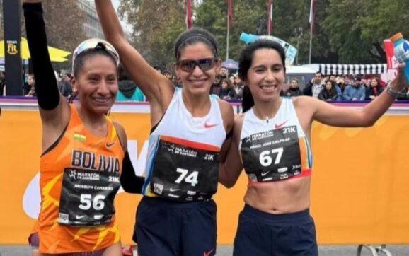 Jhoselyn Camargo obtiene medalla de plata en Media Maratón de Santiago 21K.
