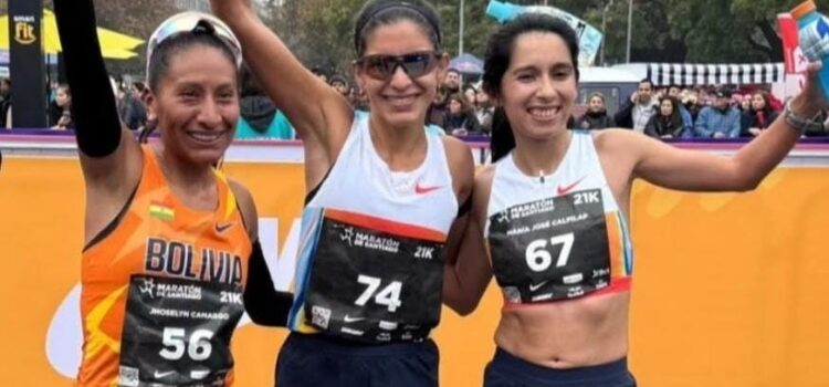 Jhoselyn Camargo obtiene medalla de plata en Media Maratón de Santiago 21K.
