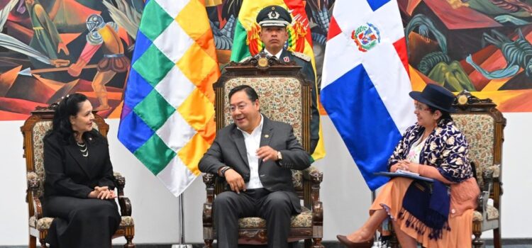 El presidente Luis Arce recibe las cartas credenciales de cinco embajadores en Bolivia.