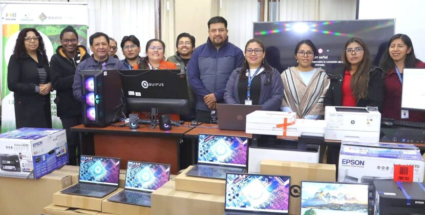 Ministro de Desarrollo Rural y Tierras entrega equipos de última generación al Observatorio Agroambiental Productivo.
