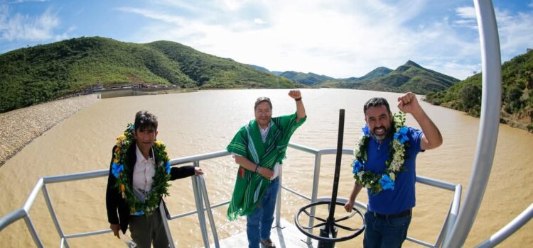 Presidente de Bolivia, Luis Arce, impulsa desarrollo en Chuquisaca con entrega de viviendas y presa Pampas.
