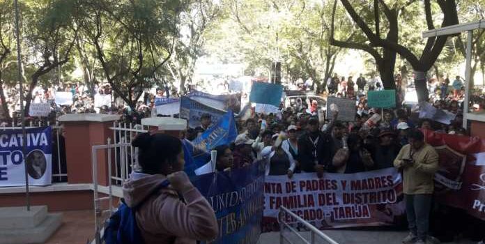 Padres de familia en Tarija toman medidas por falta de designación de ítems educativos.