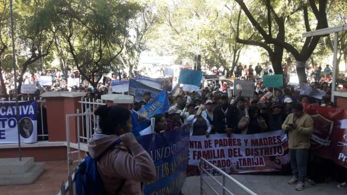 Padres de familia en Tarija toman medidas por falta de designación de ítems educativos.