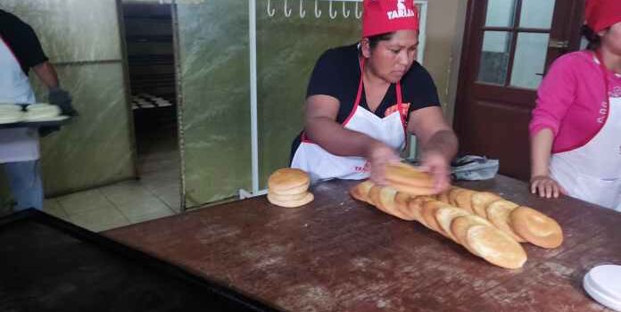 Alcalde de Tarija impulsa producción de pan casero para combatir crisis alimentaria