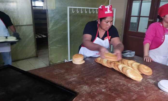 Alcalde de Tarija impulsa producción de pan casero para combatir crisis alimentaria