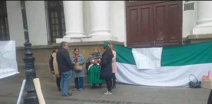 Protesta en Bermejo por falta de contratación de personal de salud.