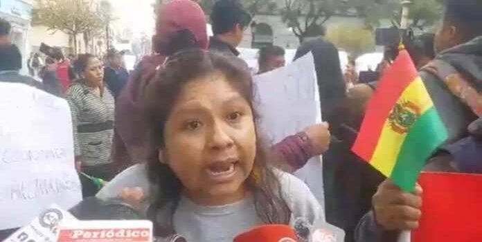 Protesta ciudadana por altos costos de productos de la canasta básica.