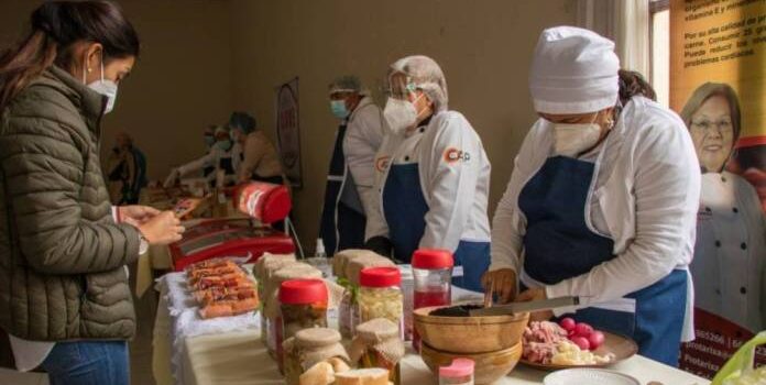 Vecinos de Tarija se reúnen en la Alcaldía para abordar la escasez de pan en la ciudad.