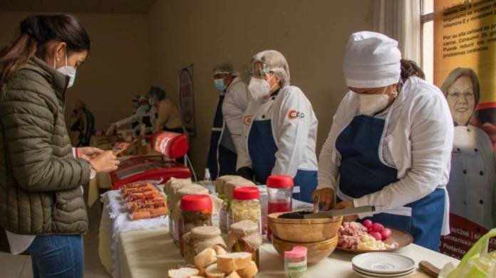 Vecinos de Tarija se reúnen en la Alcaldía para abordar la escasez de pan en la ciudad.