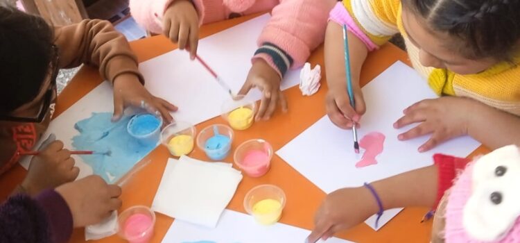 El Museo Nacional de Arte de Bolivia impulsa la inclusión cultural a través de talleres para niños con discapacidad visual.