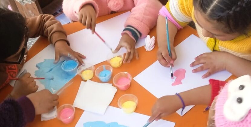 El Museo Nacional de Arte de Bolivia impulsa la inclusión cultural a través de talleres para niños con discapacidad visual.