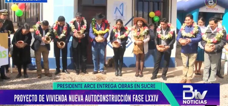 El presidente Luis Arce entrega 76 viviendas en Sucre para combatir el déficit habitacional en Bolivia.