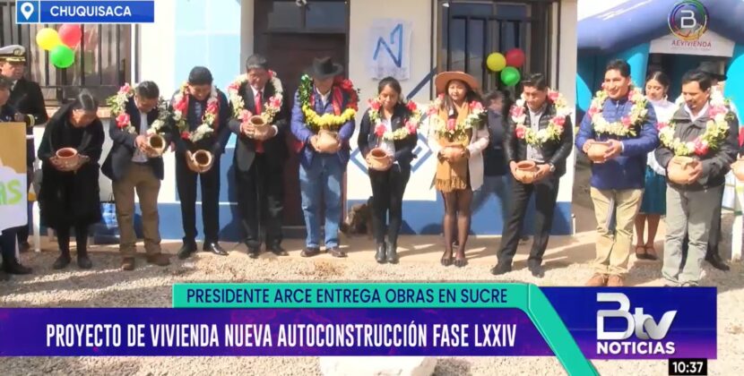 El presidente Luis Arce entrega 76 viviendas en Sucre para combatir el déficit habitacional en Bolivia.