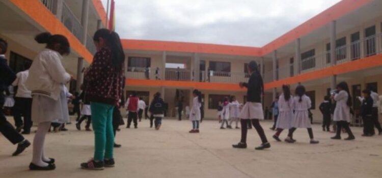 Medidas de la Dirección Departamental de Educación de Tarija para proteger a estudiantes en invierno.