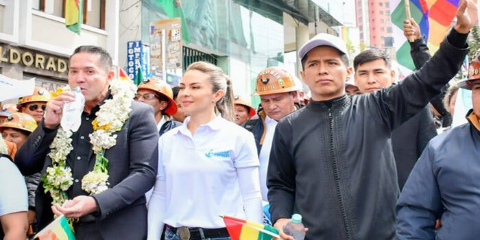Presidente del Senado de Bolivia aparta a miembros de su equipo de campaña en medio de investigaciones.