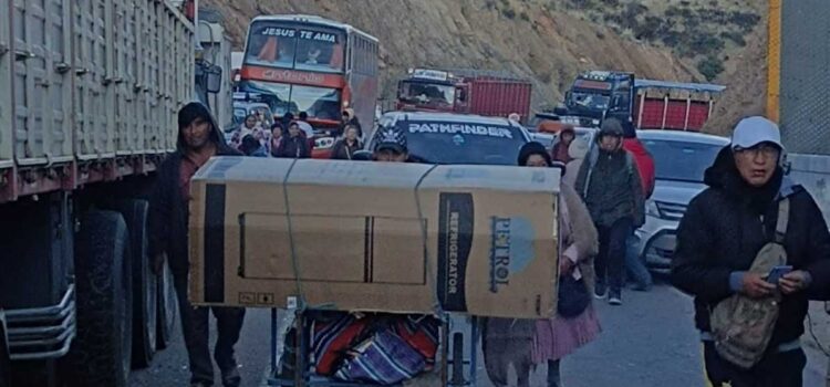 Protestas en la carretera entre Sucre y Potosí por falta de atención a demandas comunitarias