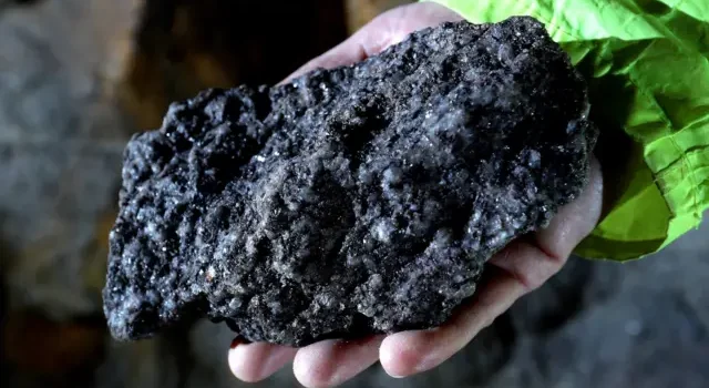 Estados Unidos y Ucrania firman acuerdo histórico para explotación de minerales clave.