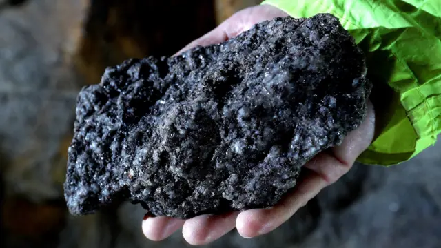 Estados Unidos y Ucrania firman acuerdo histórico para explotación de minerales clave.
