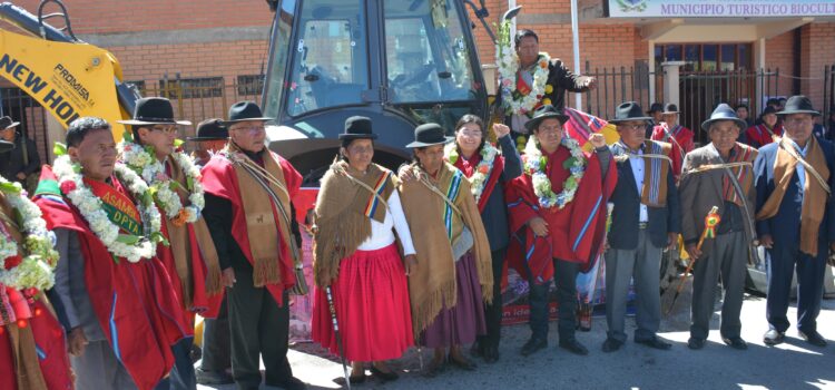 Entrega de excavadora en Santiago de Huata impulsa producción ganadera