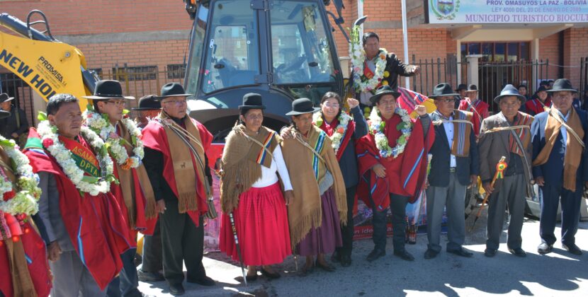 Entrega de excavadora en Santiago de Huata impulsa producción ganadera
