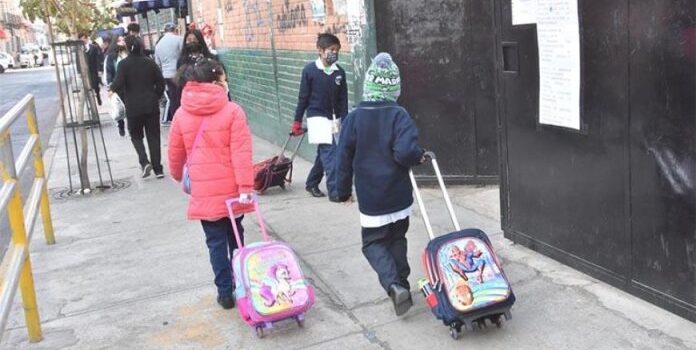Medidas preventivas en las escuelas de Tarija para proteger a los estudiantes de resfríos durante el invierno.