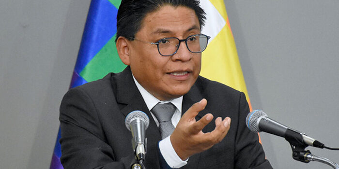 El exministro de Justicia Iván Lima denuncia la presencia de “taxi partidos” en Bolivia.
