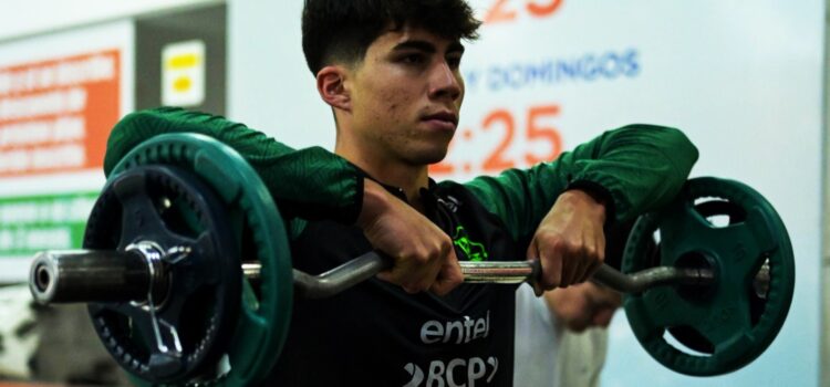 Carlos López, futbolista boliviano, confiado en enfrentamiento crucial contra Venezuela en Eliminatorias.