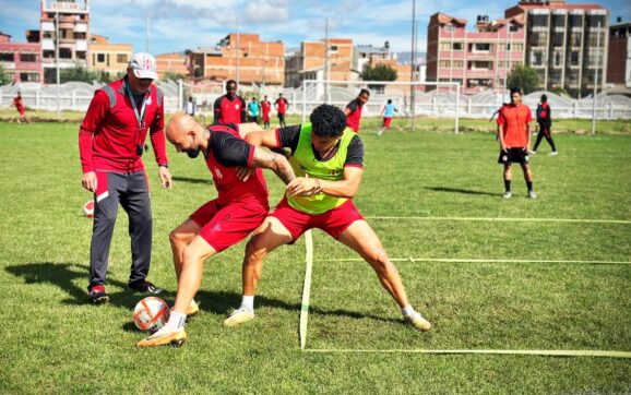 El director técnico de Independiente elogia la actitud positiva de sus jugadores antes de enfrentarse a Oriente Petrolero.