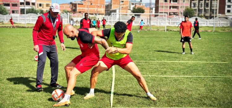 El director técnico de Independiente elogia la actitud positiva de sus jugadores antes de enfrentarse a Oriente Petrolero.