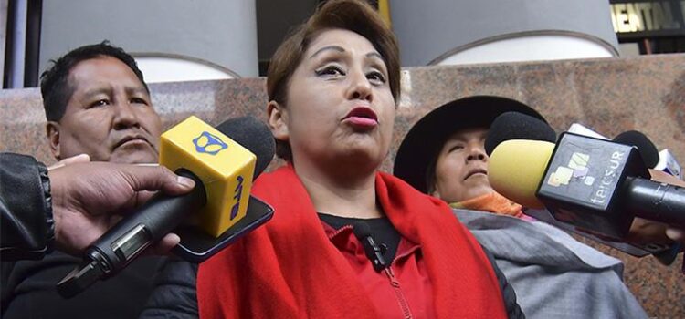 Ruth Nina, líder del PAN-Bol, celebra decisión judicial a favor de su partido en Bolivia.