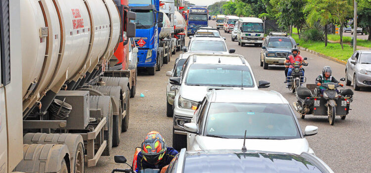 Crisis de abastecimiento de combustibles afecta al transporte pesado en Bolivia