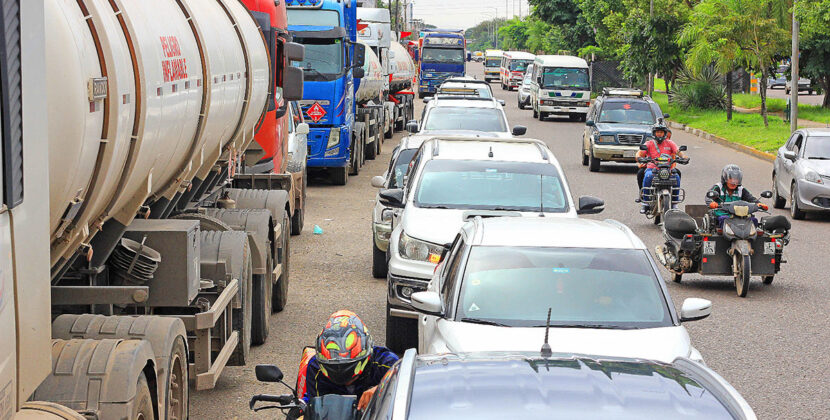 Crisis de abastecimiento de combustibles afecta al transporte pesado en Bolivia