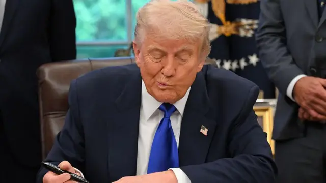 Tribunal federal estadounidense dictamina que Trump se excedió en imposición de aranceles globales