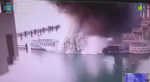 El Servicio de Seguridad de Ucrania ataca el puente de Crimea con explosivos submarinos.