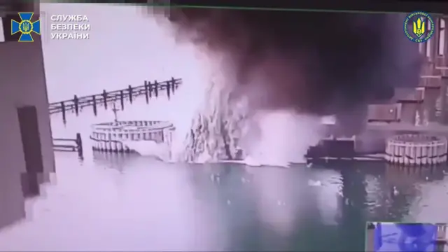 El Servicio de Seguridad de Ucrania ataca el puente de Crimea con explosivos submarinos.