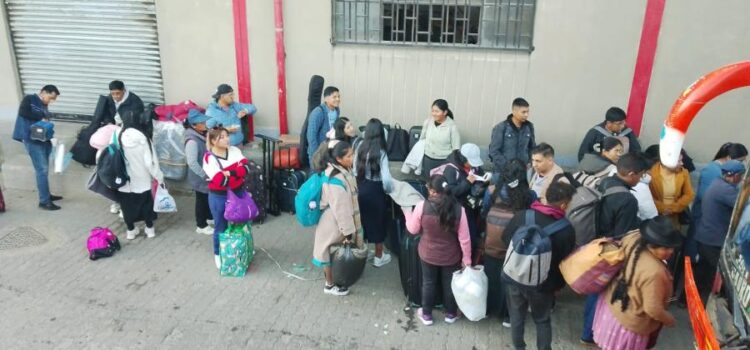 Escasez de diésel dispara precios y genera largas filas en terminal de El Alto por vacaciones