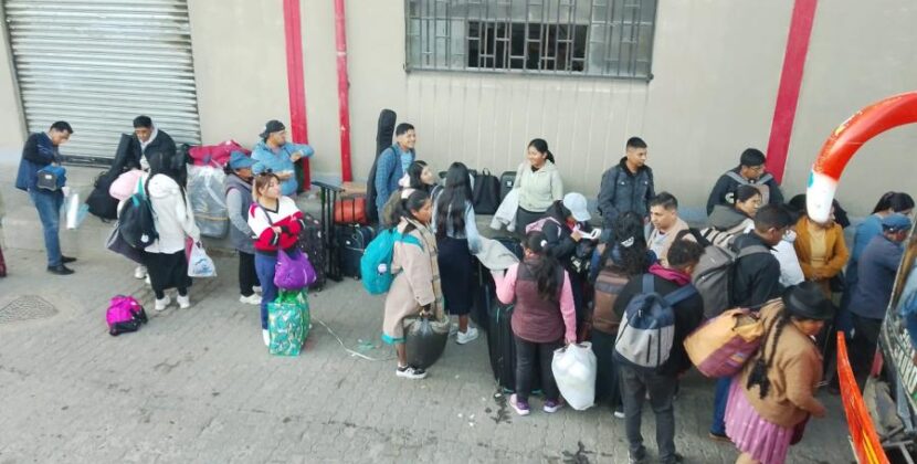 Escasez de diésel dispara precios y genera largas filas en terminal de El Alto por vacaciones
