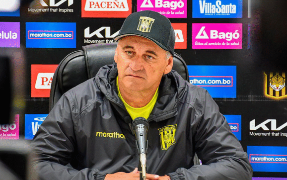 Bustos sigue dirigiendo en The Strongest a la espera de notificación formal de despido tras goleada y cláusula de rescisión
