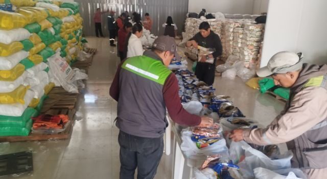 Tarija inicia entrega de dos paquetes de alimentos a adultos mayores con desafíos en la adquisición de productos básicos