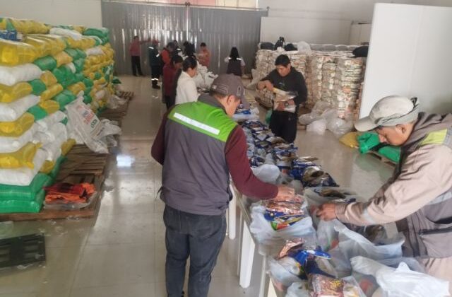 Tarija inicia entrega de dos paquetes de alimentos a adultos mayores con desafíos en la adquisición de productos básicos