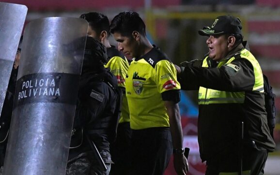 Comisión de Fútbol Boliviano Sanciona a Árbitros por Errores Graves en Partidos Recientes