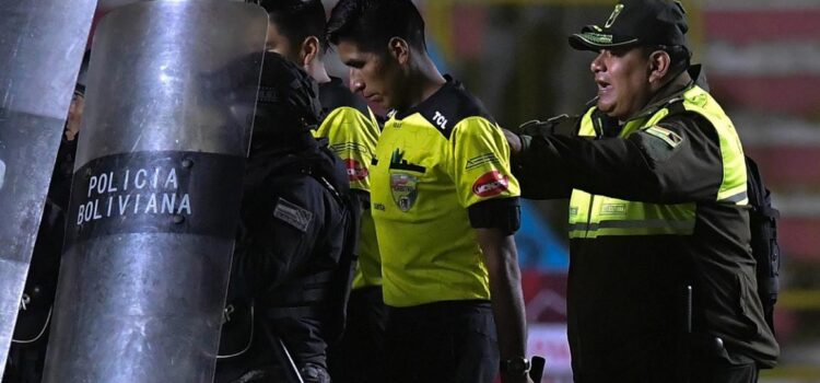 Comisión de Fútbol Boliviano Sanciona a Árbitros por Errores Graves en Partidos Recientes