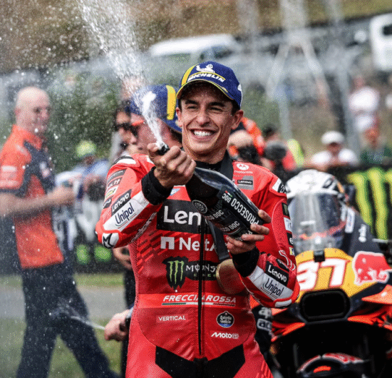 Márquez gana en Brno con estrategia de neumáticos y Bagnaia lidia con contratiempos