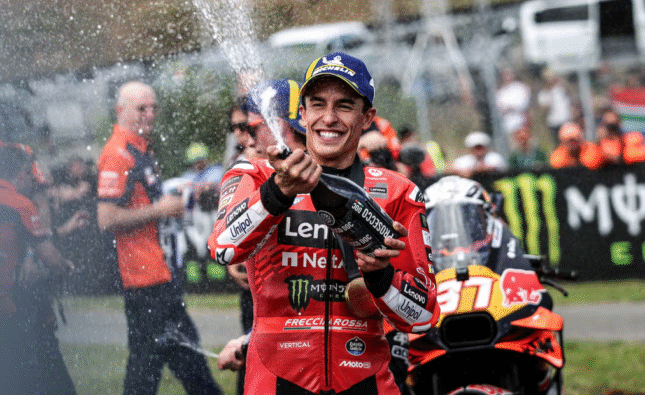 Márquez gana en Brno con estrategia de neumáticos y Bagnaia lidia con contratiempos