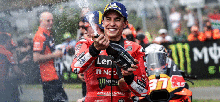 Márquez gana en Brno con estrategia de neumáticos y Bagnaia lidia con contratiempos