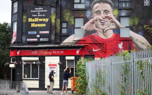 Nuevo mural en Liverpool honra la memoria del futbolista Diogo Jota